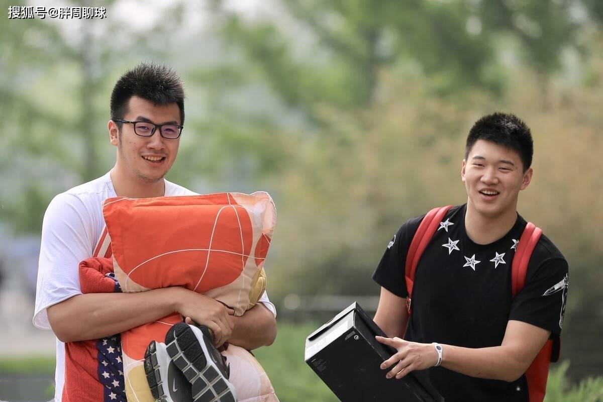 集结日CBA常规赛焦点战，AC米兰官宣签约，气氛紧张，临场指挥获称赞(球迷及市民对cba季前赛活动的期待海采)