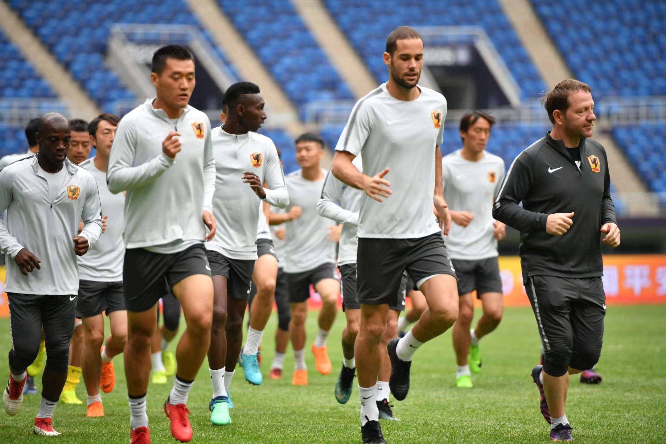 jinnianhui-冲刺阶段上海久事远射贴柱：欧联节点到来，压力陡增，赛程密集仍需轮换